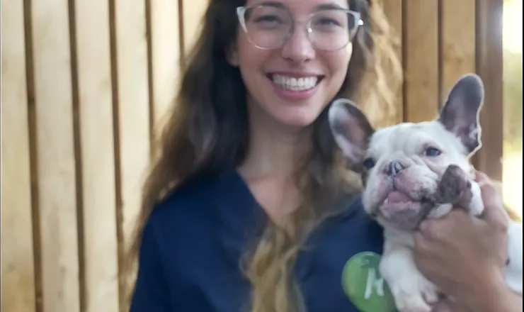 Veterinária da Monte Líbano com um bulldog francês no colo